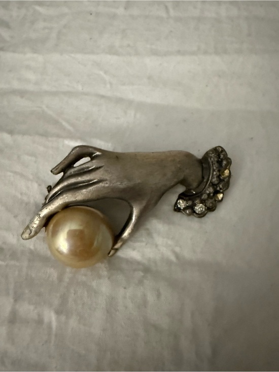 None Jewelry - Vintage Style Silver Tone Hand Brooch Faux Pearl Rhinestones
